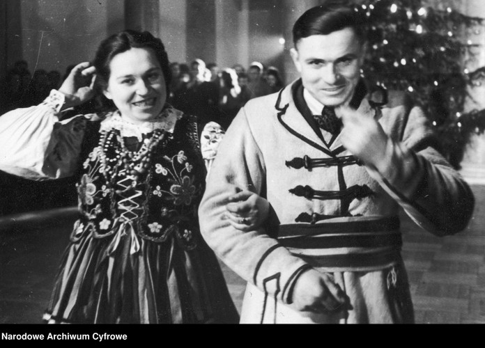 Zabawa taneczna podczas Sylwestra 1947. Nie mogło zabraknąć ludowych elementów.