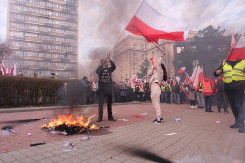 Ognisko na chodniku. 