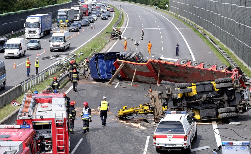 Ciężarówka wywróciła się na autostradzie