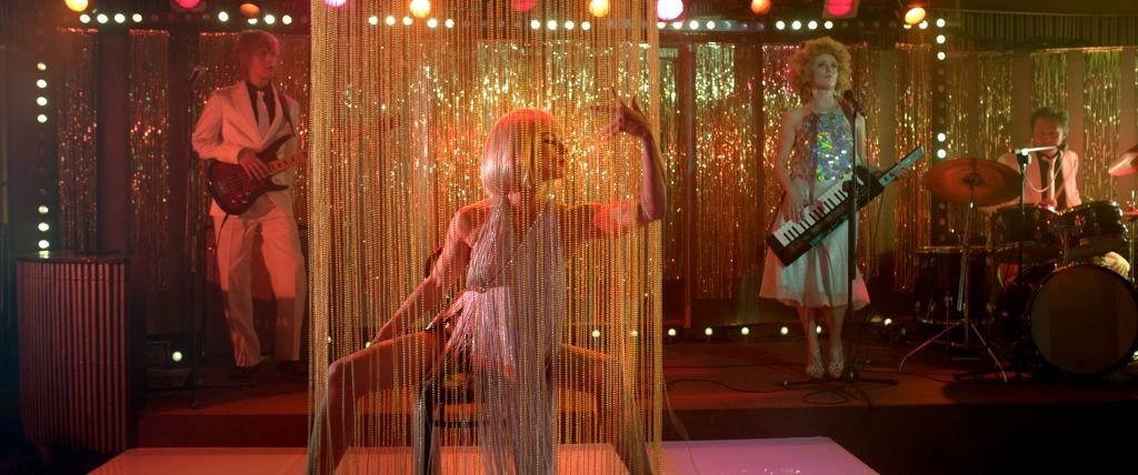 Magdalena Cielecka rozgrzewa do czerwoności bywalców PRL-owskich dancingów