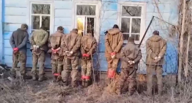 Ukraińscy żołnierze wzięci niedawno do niewoli pod Sudżą.