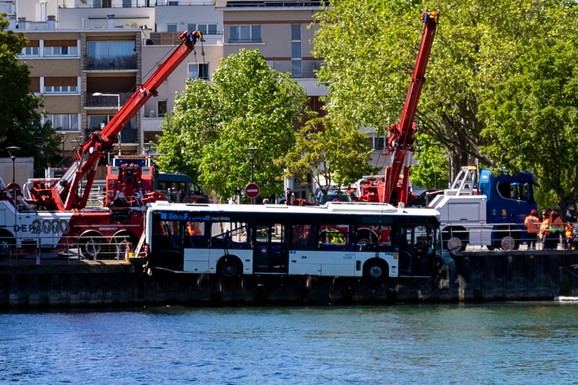 ŽENA NA OBUCI VOZAČA SLETELA AUTOBUSOM U REKU Promašila skretanje, pa povukla i automobil: Prolaznici pritekli u pomoć (FOTO, VIDEO)