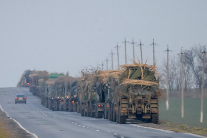 Rosyjskie wojska używają dywanów i sadzonek drzew jako kamuflażu
