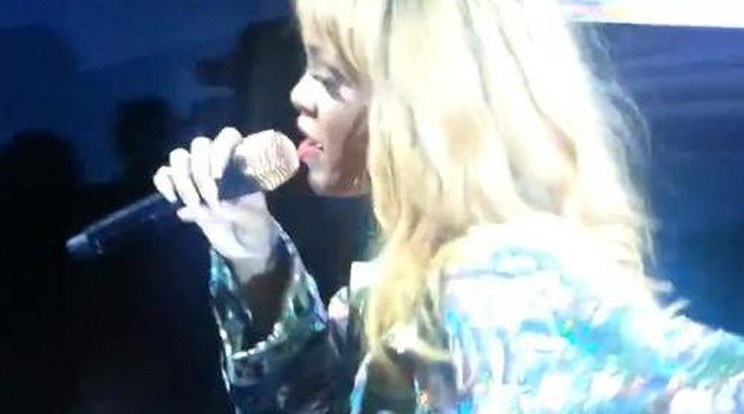 Mikrofonnal ütötte rajongóját Rihanna - videó!