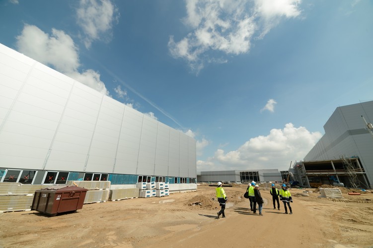 Teren budowy nowej fabryki Volkswagena w Białężycach koło Wrześni, gdzie 29 bm. odbyła się uroczystość zawieszenia wiechy. 

<br><br>fot. (zuz) PAP/Jakub Kaczmarczyk