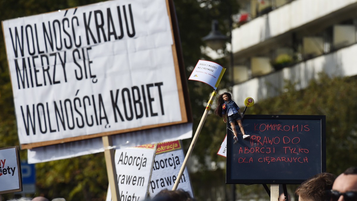 Przeciwne ustawie komitetu "Stop Aborcji" i przeciwne łamaniu praw kobiet – opolanki wyjdą na ulice w geście protestu. - Nie zgadzamy się na odbieranie kobietom i dziewczynom prawa do decydowania o swoim ciele – mówi Iwona Gałązka, jedna z organizatorek wydarzenia. W przygotowaniach jest także kontra do protestu kobiet.