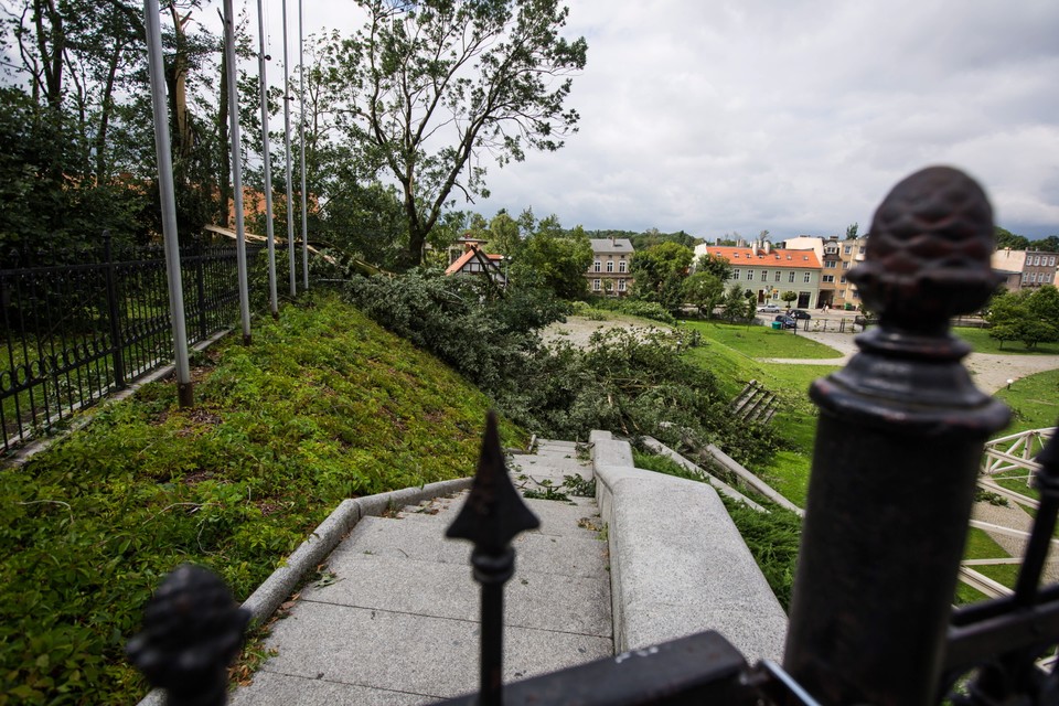 GNIEZNO ZNISZCZENIA PO NAWAŁNICY (zniszczenia)