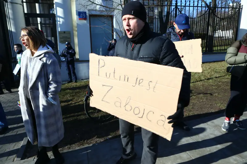 Atak na Ukrainę - protesty przed ambasadą i konsulatami Rosji Fot. Adam Burakowski/REPORTER