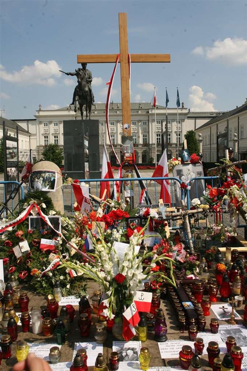 Krzyż nie powinien jechać do Smoleńska