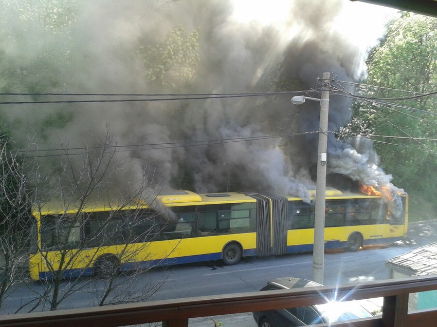 Autobus na liniji 27E u plamenu (FOTO: Violeta Opačić)