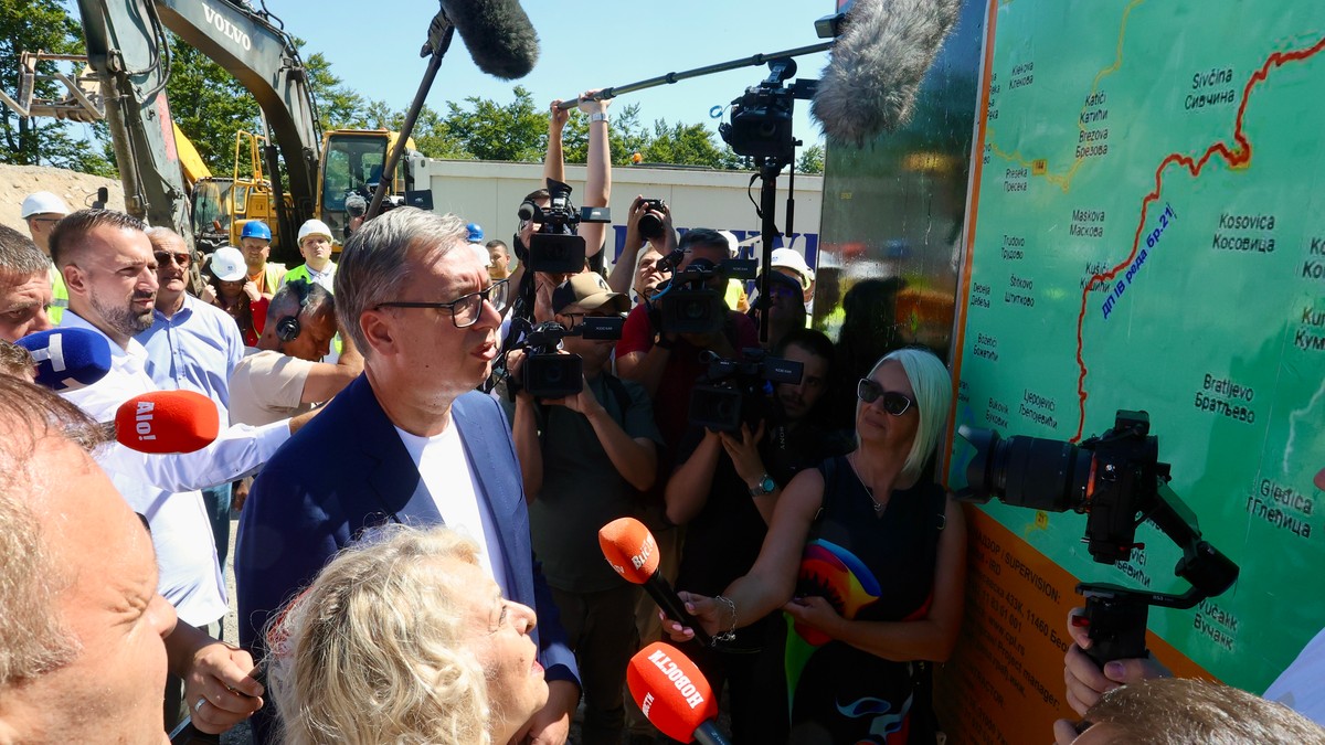 Aleksandar Vučić, u okviru posete jugozapadu Srbije, obilazi radove na putu Ivanjica-Sjenica, u ivanjičkoj opštini