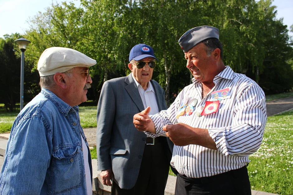 Okupljeni se druže na parkingu ispred Muzeja