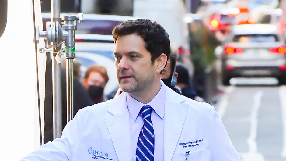 Joshua Jackson jako Dr. Death na planie serialu "Dr. Death"