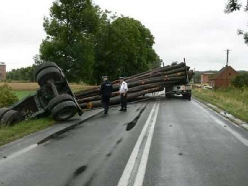 wypadek, ciężarówka, drewno, bale