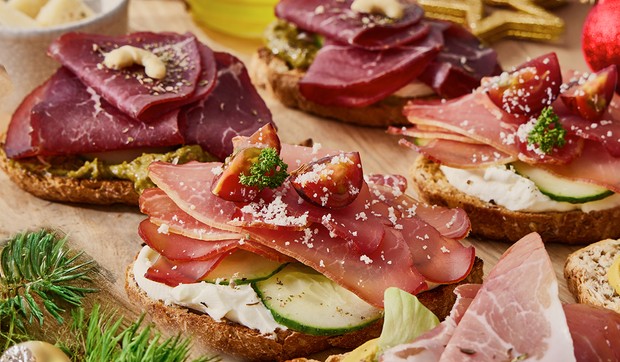 Zlatiborac danas ima oko 700 zaposlenih, 4 regionalna poslovna centra i nudi širok asortiman trajnih i polutrajnih mesnih delikatesa 