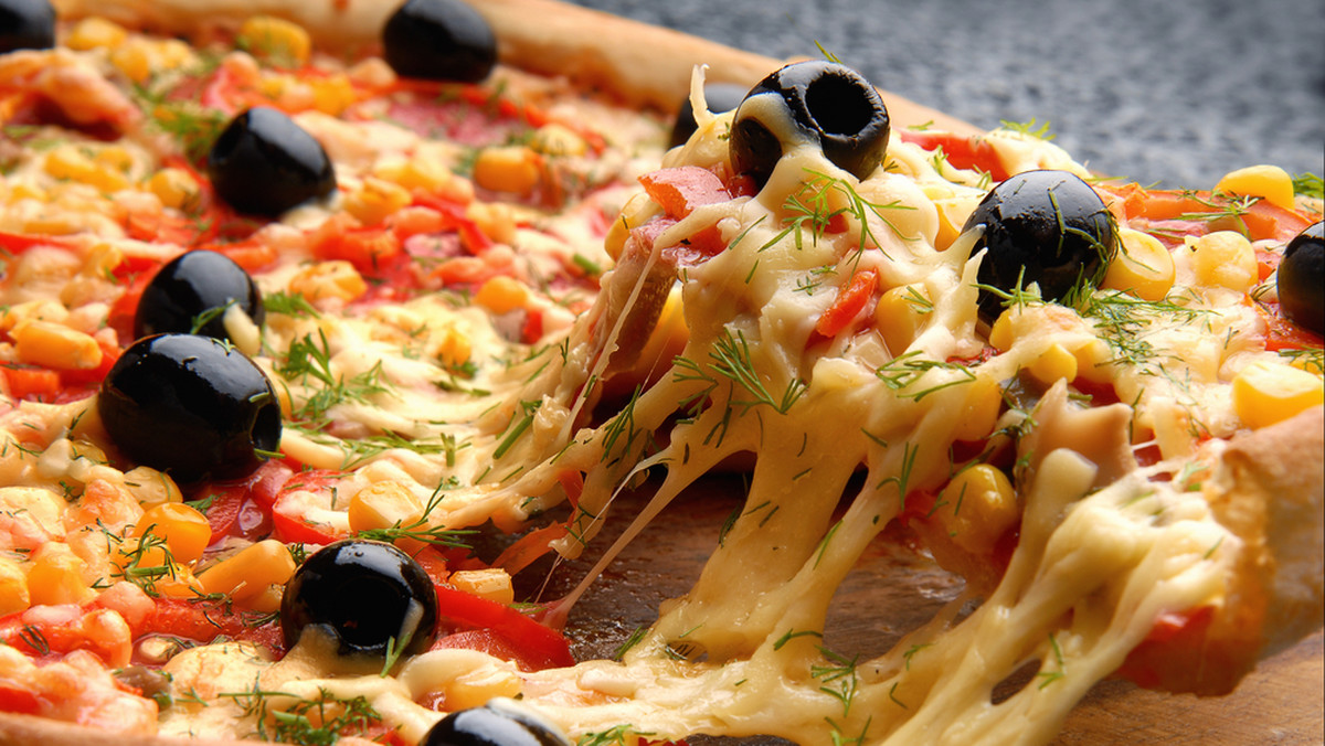Włoska pizza i pasta to najpopularniejsze potrawy - wynika z sondażu przeprowadzonego przez zajmujący się rezerwacją noclegów portal hotels.com. 32 proc. ankietowanych uznało je za swoje ulubione zagraniczne dania.