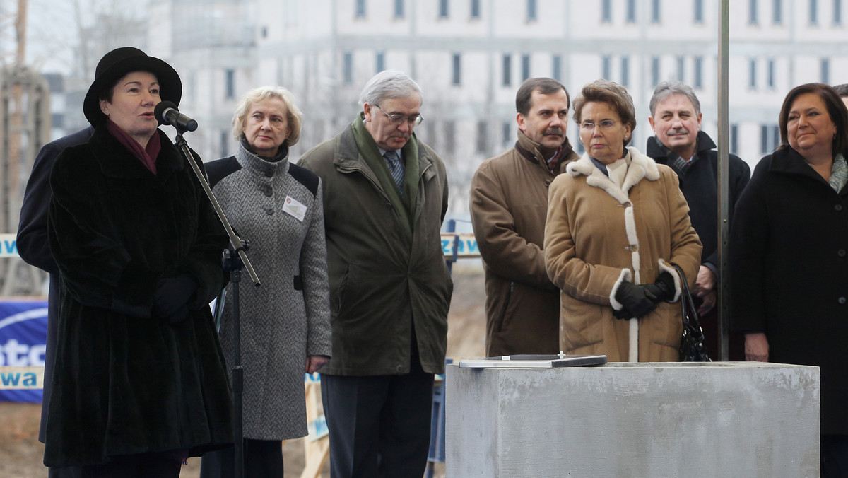 Prezydent Warszawy Hanna Gronkiewicz-Waltz oszczędza na nauczycielach i zamierza obciąć część ich miesięcznych dochodów. A wszystko pod przykrywką naprawy systemu motywacyjnego - stwierdza "Gazeta Polska codziennie".