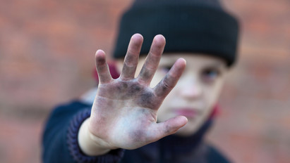 Tízéves kisfiút erőszakoltak meg a migránsok Svédországban