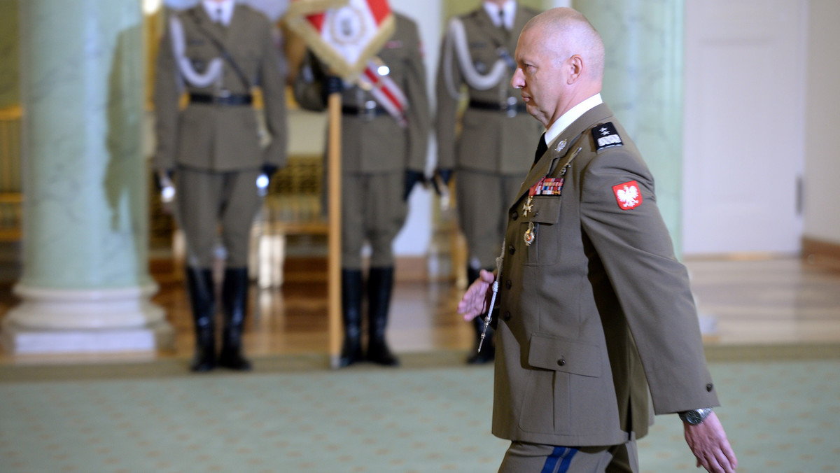 Dowódca powinien wykorzystywać potencjał podwładnych; będę wymagał samodzielności i egzekwował jakość pracy - zapowiada przyszły dowódca generalny gen. dyw. Mirosław Różański. Jego zdaniem generałowie nie mają monopolu na wiedzę i trzeba słuchać także niższych stopniem.