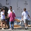 Lokalni stanovnik nosi flaše sa vodom za piće iz humanitarne pomoći koju su dopremili volonteri u Džankoju na Krimu