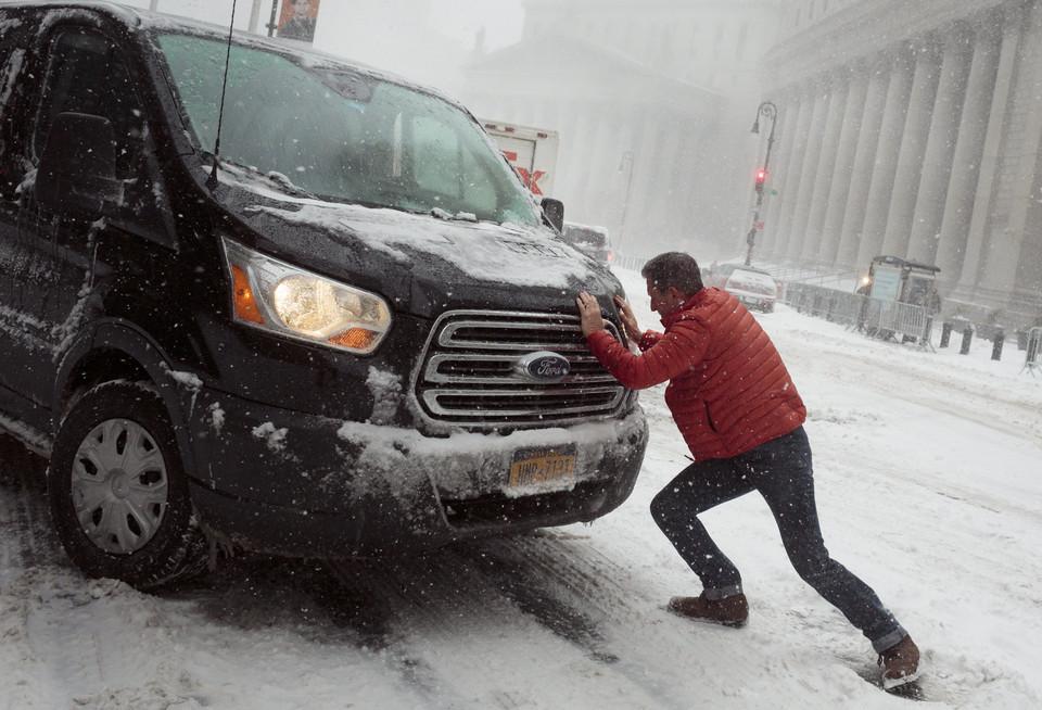 epa06417075 - USA NEW YORK WEATHER (Winter Storm in New York)