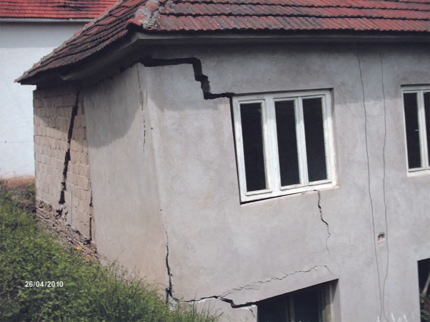 Vladičin Han: Kuće napukle zbog klizišta