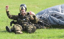 Amerykański ambasador skoczył z polskimi żołnierzami