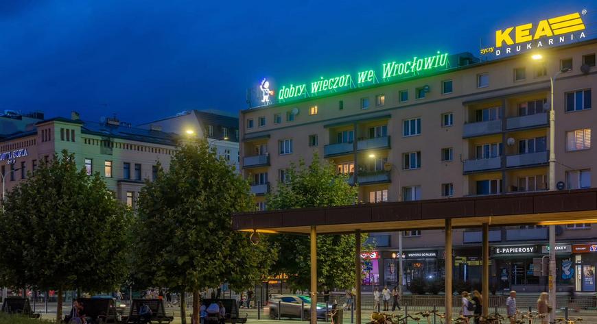 Znany wrocławski neon wita już podróżnych