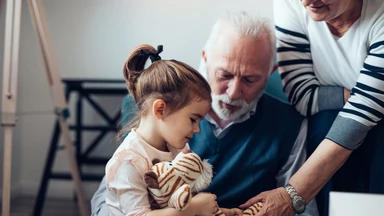 Czy współcześni dziadkowie i babcie chcą pomagać w opiece nad wnukami?