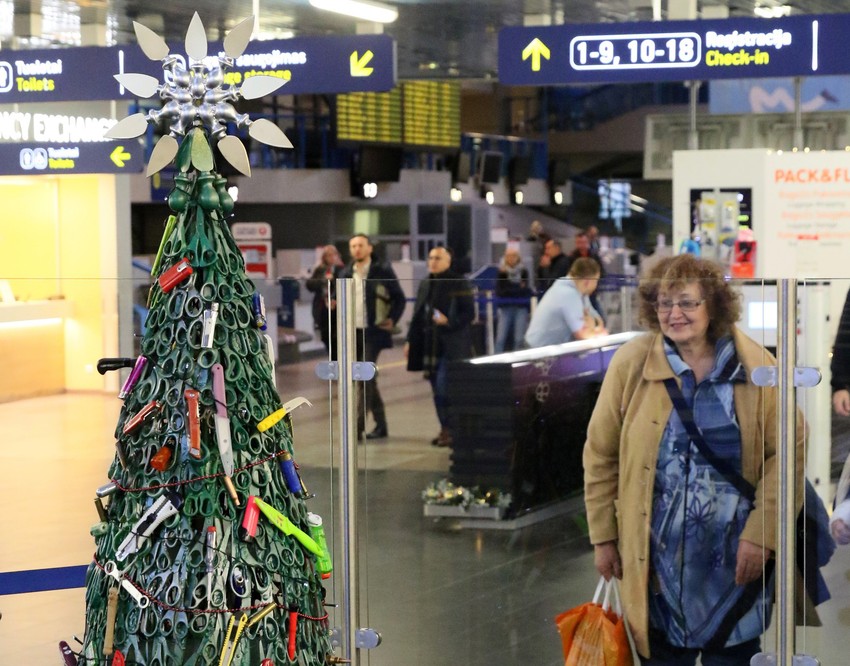 Putnici su poprilično iznenađeno gledali u jelku.