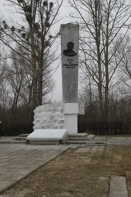 Pomnik generała sowieckiej armii Iwana Czerniachowskiego