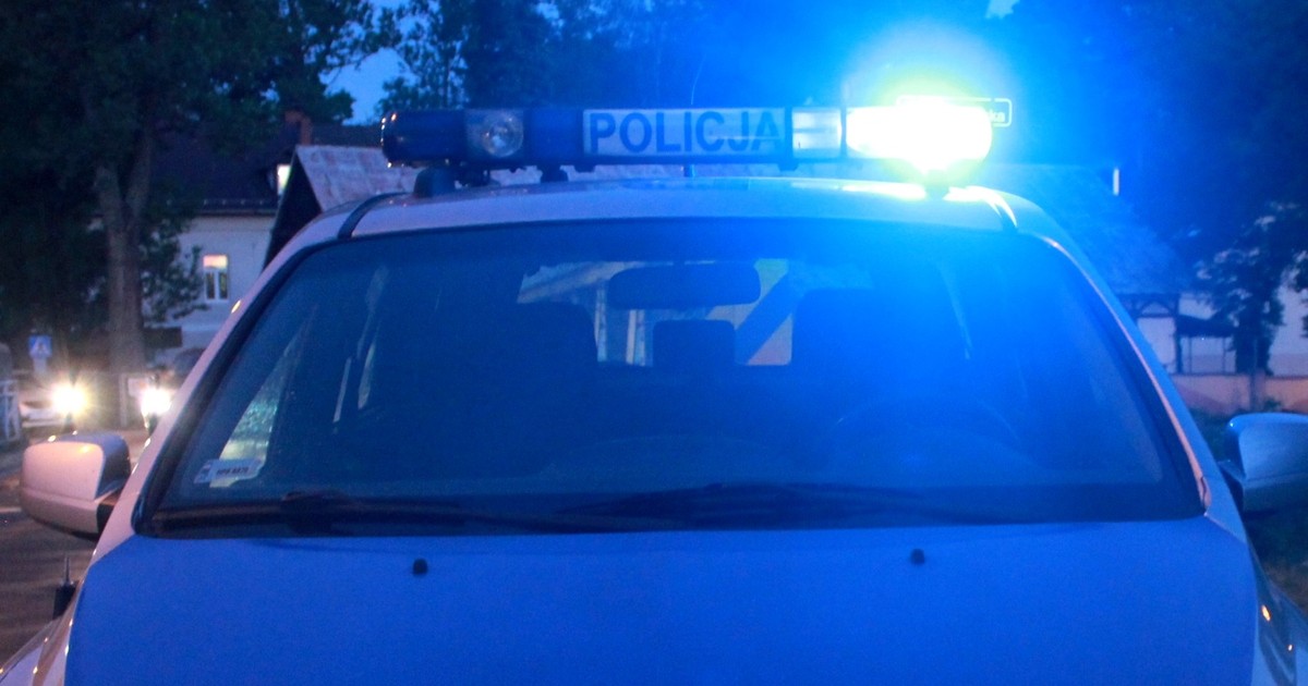 Policjantka robi zdjęcia