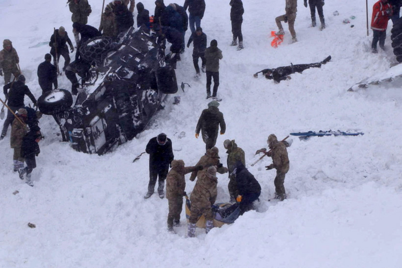 Gubernator prowincji Van Mehmet Emin Bilmez poinformował, że spod śniegu udało się wyciągnąć 30 żywych ratowników, którzy zostali hospitalizowani i ich życiu nie zagraża niebezpieczeństwo