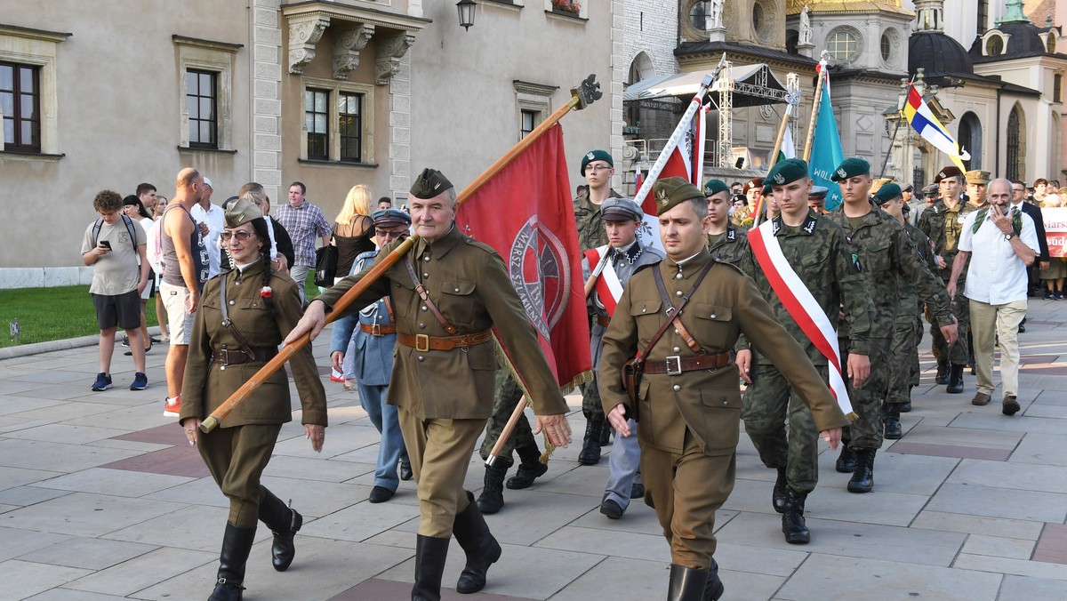 Około 350 osób wyruszyło dziś z krakowskich Oleandrów w 53. Marszu Szlakiem I Kompanii Kadrowej. Jak zaznaczył prezydent Andrzej Duda rozkaz wymarszu wydany przed 104 laty przez marszałka Piłsudskiego był symbolicznym momentem odrodzenia się Wojska Polskiego.