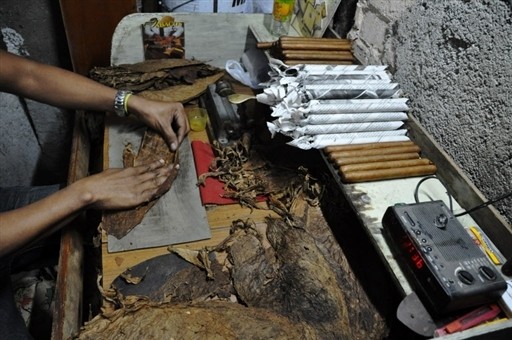 CUBA - CIGARS - CLANDESTINE - MAKER