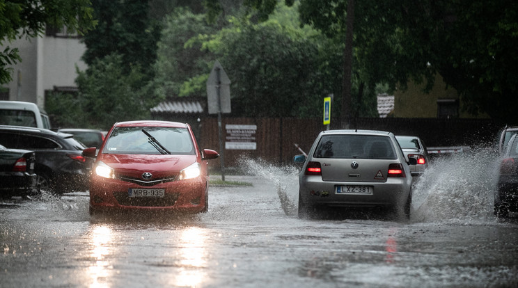 Az ország nagy részén ma sem ússzuk meg szárazon, jobb, ha tart magánál egy esernyőt / Fotó: Zsolnai Péter