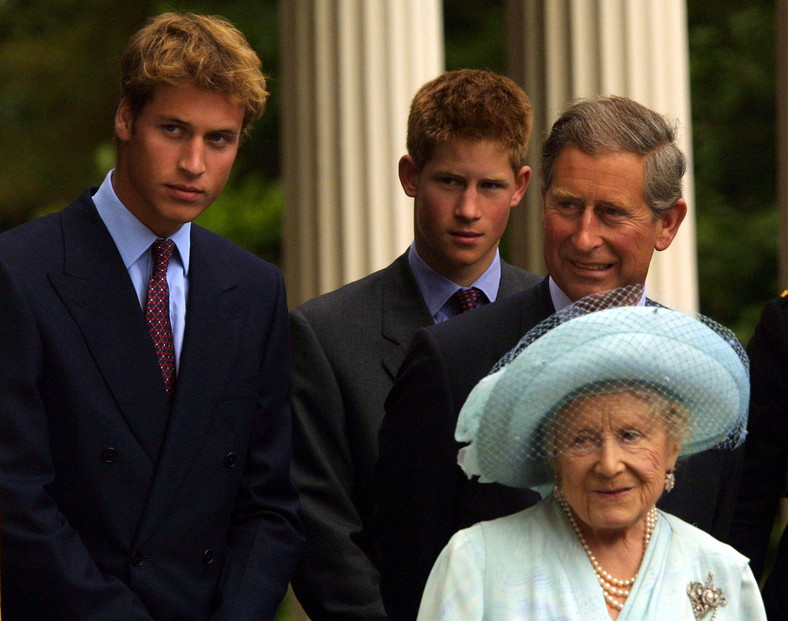 Książę William, książę Harry, książę Karol i Elżbieta Bowes-Lyon w 2001 r.