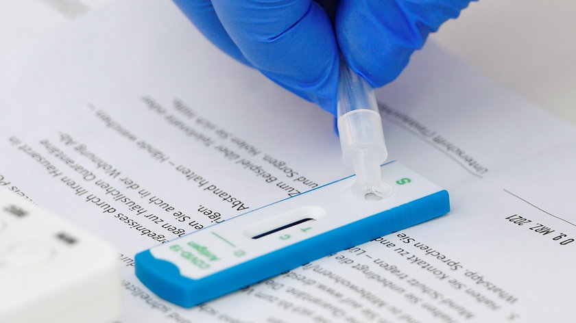 Jak podaje PEX PharmaSequence, firma doradczo-badawcza zajmująca się rynkiem farmaceutycznym – 9 sierpnia sprzedano w aptekach 39 tys. testów do wykrywania koronawirusa SARS-CoV-2. Liczba testów raportowanych przez Ministerstwo Zdrowia, tego dnia wynosiła 12,2 tys.  