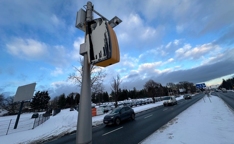 Fotoradar rekordzista na Al. Jerozolimskie w Warszawie zniszczony trzeci raz. Został zalany farbą (zdjęcia z 3 stycznia 2026 roku)