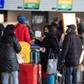 26 November 2021, Hessen, Frankfurt_Main: Passengers wait in front of the check-in counters at Frankfurt Airport. German authorities announced restrictions on flights to South Africa on Friday, amid fears of a new virus variant there, even as they work to shore up its health care network amid a pandemic virus wave already infecting tens of thousands new people every day. Photo: Boris Roessler/dpa Dostawca: PAP/DPA.