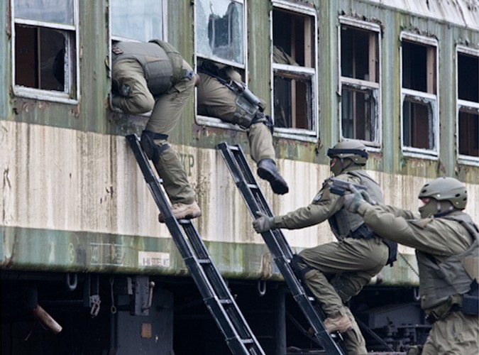 Uwalnianie zakładników przetrzymywanych w wagonie kolejowym