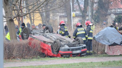 Kamień Pomorski (woj. zachodniopomorskie), 01.01.2014. Sześć ofiar wypadku. Do tragicznego wypadku doszło w Kamieniu Pomorskim, gdzie samochód osobowy wjechał w idącą grupę ludzi. Na miejscu zginęło 5 osób, trójka dzieci została ranna, dwoje z nich zmarło