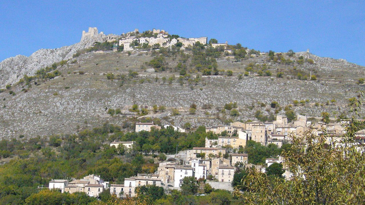 Calascio, niewielka wieś położona w środkowych Włoszech, to kolejna miejscowość, którą można kupić niemal w całości. I to za stosunkowo niewielkie pieniądze.