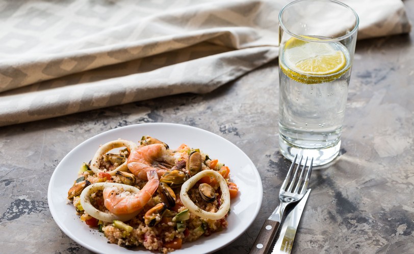 Ciepły posiłek popijany zimną wodą