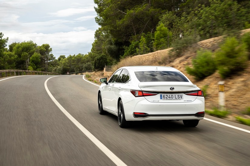 Lexus ES 300h F Sport - zdjęcie poglądowe