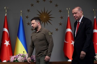 Zełenski powraca z Turcji z internowanymi tam wcześniej dowódcami obrony zakładów Azowstal w Mariupolu