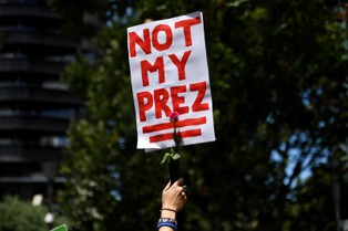 Trump oblał "studniówkę". Amerykanie niezadowoleni z nowego prezydenta