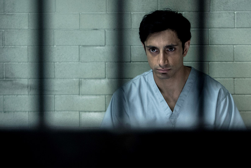 "The Night Of", HBO Współczesny Nowy Jork. Naz Khan (Riz Ahmed), pochodzący z Pakistanu student, zostaje zaproszony na imprezę. Bez pozwolenia ojca zabiera jego samochód - żółtą taksówkę - i wyrusza z Queens na Manhattan. Gdy piękna młoda kobieta wsiada do auta, Naz nie wie, że to początek gehenny. Wkrótce zostaje oskarżony o morderstwo i musi stawić czoła wymiarowi sprawiedliwości. Po jego stronie staje adwokat Jack Stone (John Turturro).