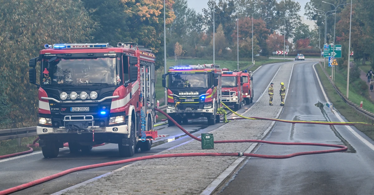 Potężny pożar hali w Rusocinie. Zablokowana DK91