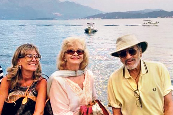 OTKRIVENO ŠTA SE DESILO SA KUĆOM U CRNOJ GORI GAGE NIKOLIĆA I MILENE DRAVIĆ NAKON NJIHOVE SMRTI Komšije iz Baošića progovorile: "Agenti su odustali od kupovine, ona sa porodicom sad tu boravi"